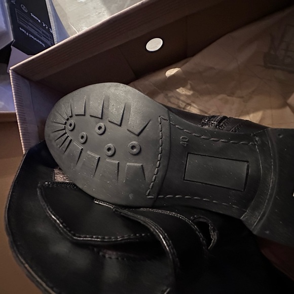 Black boots never worn - Picture 4 of 4